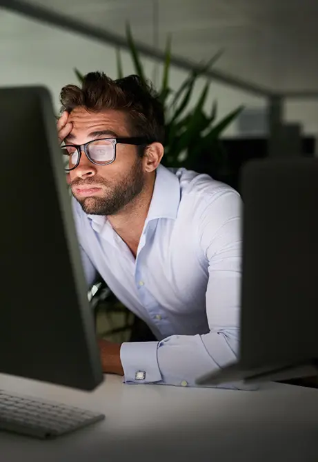 Pessoa organizando um produto digital para publicação